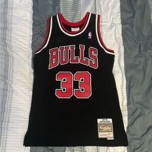 Chicago Bulls Scottie Pippen Mitchell & Ness Jersey!!